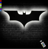 Σε πιάνει μια ΝΟΣΤΑΛΓΙΑ – Το σήμα του Batman με RGB φωτισμό και χειριστήριο για τέλεια ατμόσφαιρα με μόλις 16,1€!
