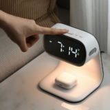 Το απόλυτο gadget για το κομοδίνο, είναι ξυπνητήρι, φωτάκι νυκτός και ασύρματος φορτιστής σε ένα!