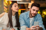 Η Xiaomi αναπτύσσει τεχνολογία που θα σταματάει τους “αδιάκριτους” που προσπαθούν να κοιτάξουν στην οθόνη σας!